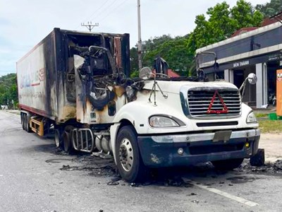 Xe container cháy rụi phần đầu, quốc lộ 1 rực lửa trong đêm