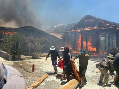 Cháy dữ dội thiêu rụi 5 nhà gỗ 7 tỉ đồng ở Hà Tĩnh