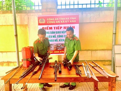 Hà Tĩnh: Hàng chục vũ khí, hung khí được người dân giao nộp