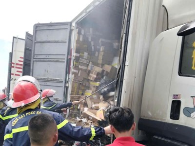 Cháy xe chuyển phát nhanh đang chạy trên đường