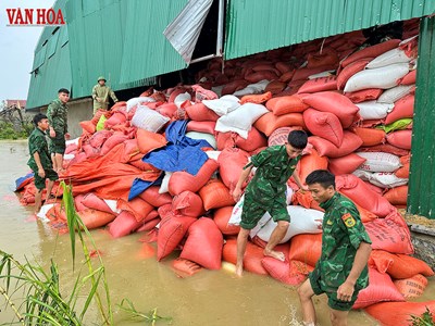 Kho thóc 10 tỉ bị ngâm nước sau bão số 5 