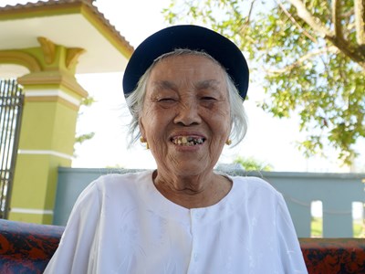 Người mẹ từ chợ quê ngồi cạnh Tổng Bí thư Tô Lâm trong Lễ diễu binh