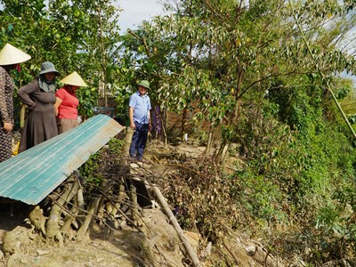 Tuyến sông Rào Cái sạt lở “nuốt” nhà dân sau bão số 5