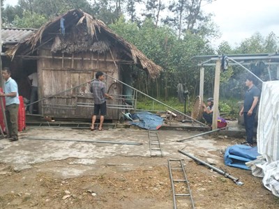 Sét đánh tử vong nam thanh niên nằm xem điện thoại trên giường