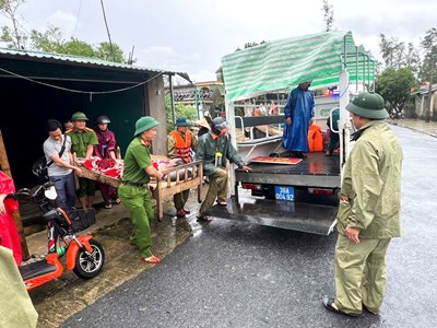 Bão số 10 hướng thẳng Hà Tĩnh: Căng mình trước giờ G
