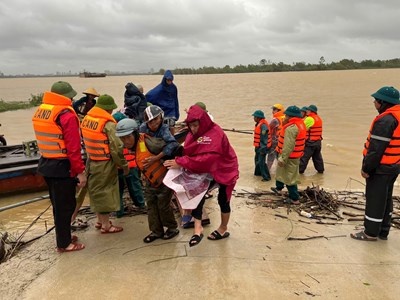 Đi thuyền tiếp cận “ốc đảo” Hồng Lam, sơ tán khẩn cấp 115 người