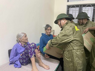 Phó Thủ tướng Trần Hồng Hà động viên bà con tại điểm tránh trú bão số 10