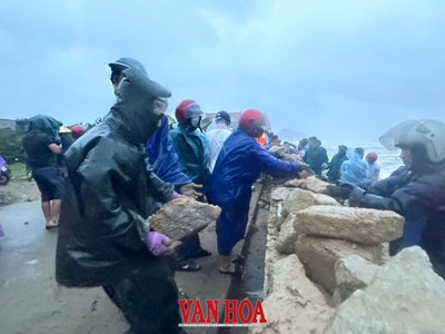 Sóng lớn đánh sạt lở kè biển trước giờ bão số 10 đổ bộ