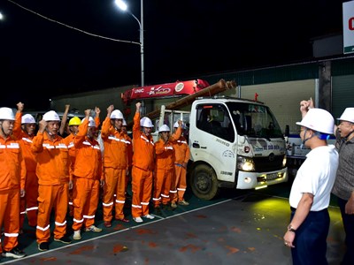 Huy động hàng trăm công nhân khắc phục sự cố điện do bão số 10