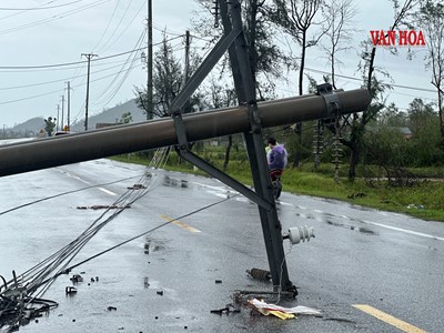 Hệ thống cột điện trên đường ven biển đổ rạp sau bão số 10