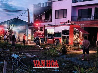 Cháy nhà sau bão số 10, giải cứu 5 người mắc kẹt