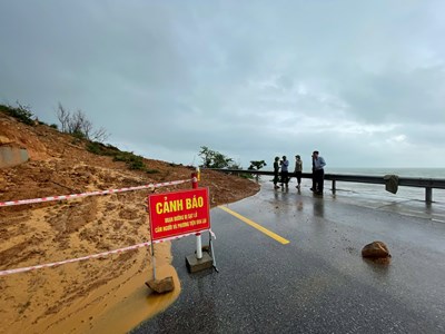 Sạt lở nghiêm trọng tuyến đường ven biển Hà Tĩnh 