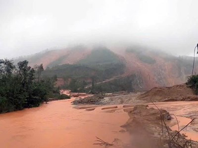 Sạt lở núi tại Hà Tĩnh vùi lấp ô tô và nhiều trang trại 