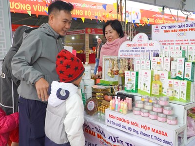 Đặc sản bốn phương hút khách tại Hội chợ Bắc Trung Bộ