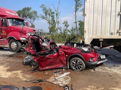 Hiện trường tai nạn ô tô bẹp dúm dưới gầm xe tải, 3 người nhập viện