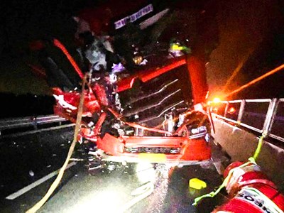 Mưa lớn, 4 ô tô tông nhau trên cao tốc