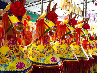 Độc đáo làng nghề làm ngựa giấy ven sông Lam