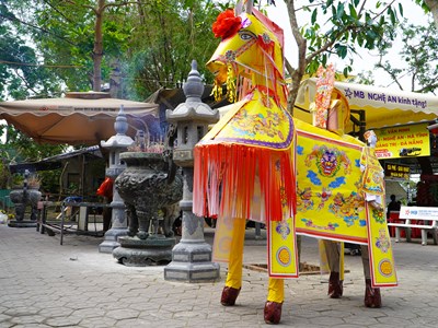 Chuyện ít biết về tục cúng tiến ngựa giấy tại đền Chợ Củi