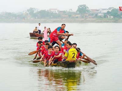 Rộn ràng hội đua thuyền cầu mùa đầu năm trên sông La