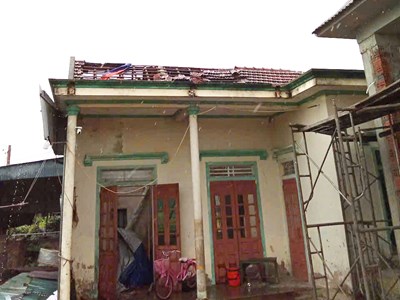 Mưa đá, dông lốc tốc mái nhiều nhà tại Hà Tĩnh