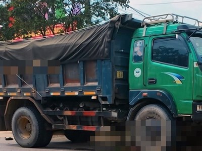 Xe tải chở đất va chạm xe máy điện, 2 mẹ con tử vong tại chỗ 
