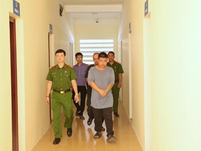 Bắt hai đối tượng giả danh nhà báo ghi hình cảnh sát giao thông để tống tiền