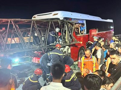 Xe khách giường nằm tông xe đầu kéo trên cao tốc, 9 người bị thương