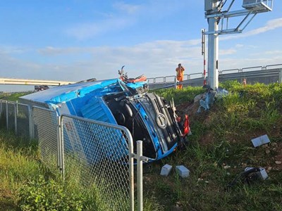 Xe tải lao xuống taluy sau cú tông gãy hộ lan trên cao tốc Hà Tĩnh
