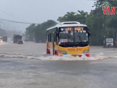 Đường ngập sâu, nhiều phương tiện chết máy tại Hà Tĩnh