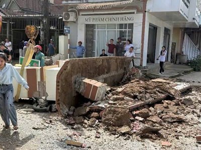 Xe cẩu tông đổ cổng làng, bé trai lớp 3 bị đứt lìa cánh tay