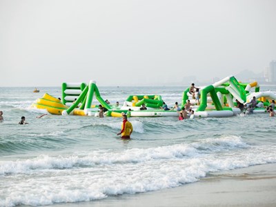 Ngày lễ 30.4, các bãi biển Đà Nẵng đông kín người