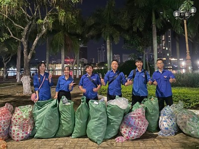 Chung tay dọn rác sau đêm khai mạc Lễ hội pháo hoa quốc tế Đà Nẵng