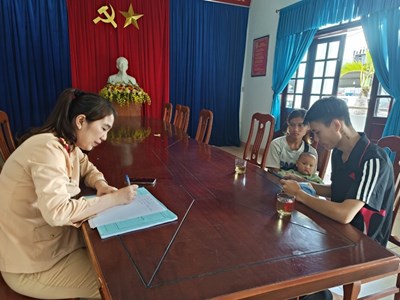 Cảnh sát giao thông kịp thời hỗ trợ một gia đình bị nhà xe bỏ rơi giữa đường