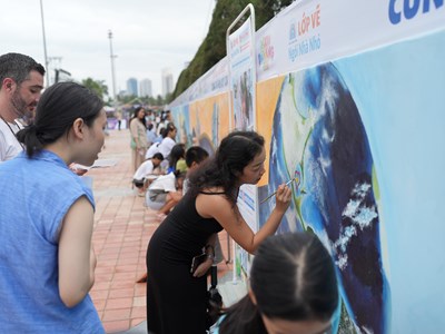 Đà Nẵng:  Người dân và du khách cùng nhau vẽ bức tranh dài nhất Việt Nam