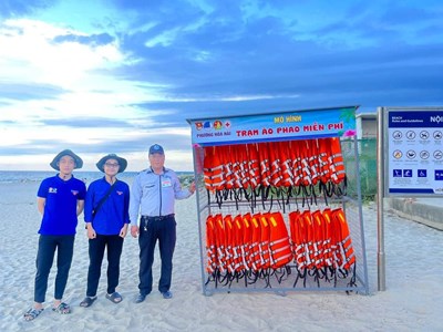 Người dân Đà Nẵng thú vị với mô hình “Trạm áo phao miễn phí” trên bãi biển