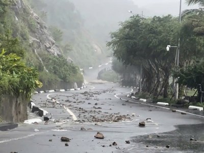 Đà Nẵng: Khắc phục sạt lở tuyến giao thông lên bán đảo Sơn Trà
