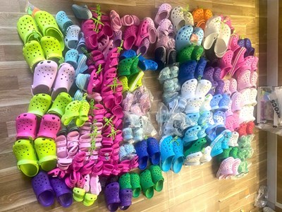 Tạm giữ 271 đôi dép giả gắn nhãn hiệu CROCS