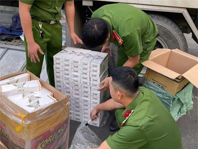 Đà Nẵng:  Bắt quả tang xe tải chở hàng ngàn bao thuốc lá lậu