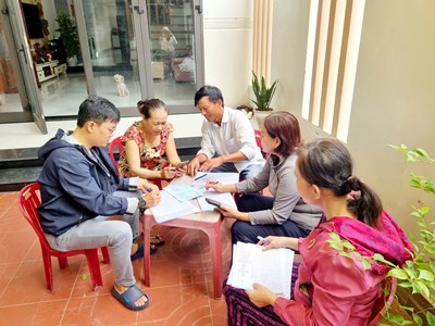 “Đi từng ngõ, gõ từng nhà, hướng dẫn từng người”