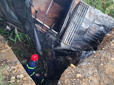 Xe tải lao xuống chân cầu cao tốc La Sơn -Túy Loan