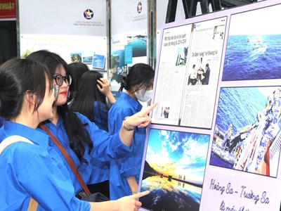 Triển lãm “Tuổi trẻ với biển đảo quê hương“