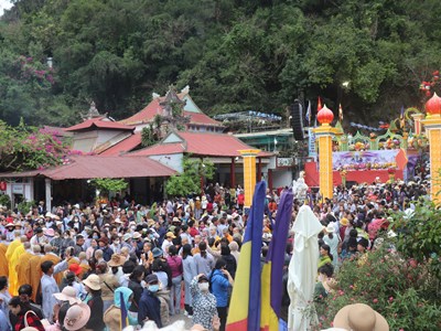 Lễ vía Đức Bồ Tát Quán Thế Âm thu hút hàng vạn người dân và du khách