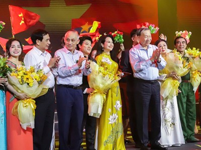 Tổng Bí thư Tô Lâm dự chương trình nghệ thuật “Đảng trong mùa Xuân đại thắng” 