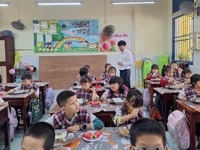 Thêm một trường học bị phản ánh về suất ăn bán trú “kém chất lượng”, quận đề nghị công an điều tra