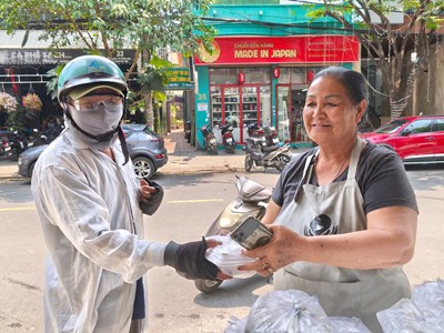  “Trạm cơm 2k” cho người nghèo, người khuyết tật