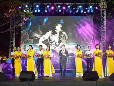 Lắng đọng đêm nhạc tri ân Bác Hồ chủ đề “Mãi ơn Người”