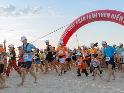 Giải Chạy chân trần trên biển 2025 