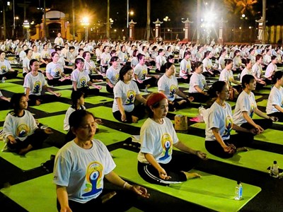 Hơn 1.000 người đồng diễn tại chương trình Yoga quốc tế
