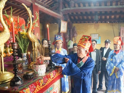 Dẹp “nạn” rải vàng mã khi đưa tang