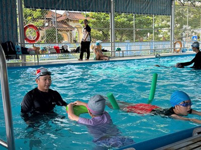 Nâng cao chất lượng các lớp dạy bơi an toàn cho học sinh